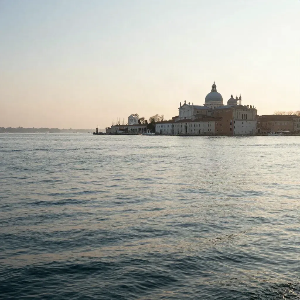 Laguna veneta al tramonto con basilica bassa in alto a destra e acqua calma per il testo.